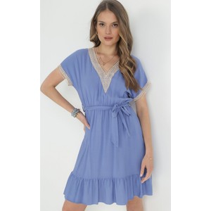 Niebieska sukienka born2be z dekoltem w kształcie litery v