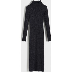 Czarna sukienka Reserved prosta midi z długim rękawem