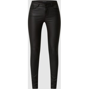 Czarne jeansy Vero Moda w street stylu