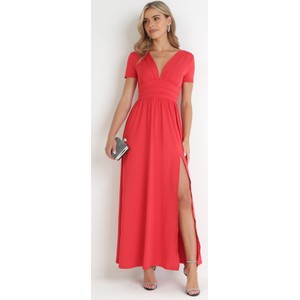 Czerwona sukienka born2be z dekoltem w kształcie litery v maxi rozkloszowana