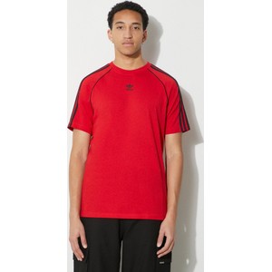 Czerwony t-shirt Adidas Originals w sportowym stylu