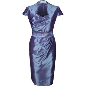 Sukienka Fokus z dekoltem w kształcie litery v asymetryczna z krótkim rękawem