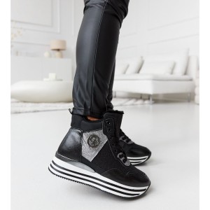 Czarne buty sportowe ButyModne z płaską podeszwą w sportowym stylu