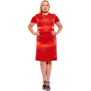 Czerwona sukienka Fokus z krótkim rękawem dla puszystych midi