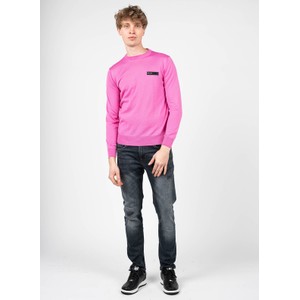 Różowy sweter ubierzsie.com z wełny z okrągłym dekoltem