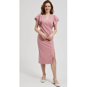 Różowa sukienka Moodo.pl z krótkim rękawem w stylu casual z dekoltem w kształcie litery v
