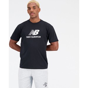Czarny t-shirt New Balance w młodzieżowym stylu z krótkim rękawem