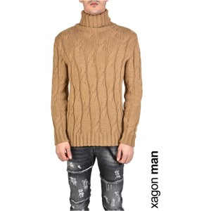 Brązowy sweter ubierzsie.com z tkaniny