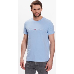 Niebieski t-shirt Tommy Hilfiger w młodzieżowym stylu