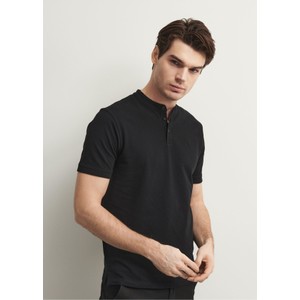 Czarny t-shirt Ochnik w stylu casual z krótkim rękawem z bawełny