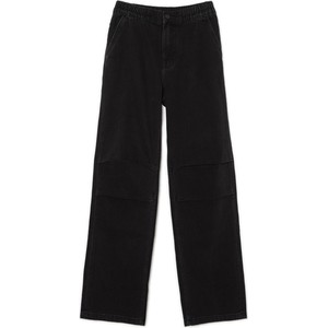 Czarne jeansy Cropp w street stylu