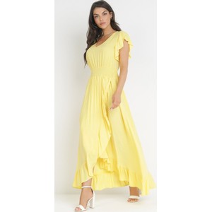 Żółta sukienka born2be z dekoltem w kształcie litery v