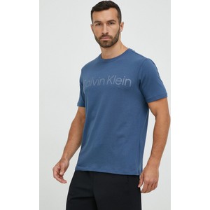 Niebieski t-shirt Calvin Klein z nadrukiem w młodzieżowym stylu z krótkim rękawem