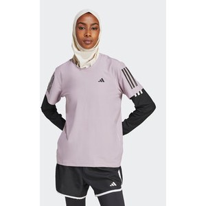 Fioletowy t-shirt Adidas w sportowym stylu z okrągłym dekoltem