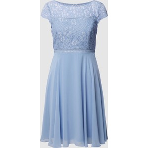 Niebieska sukienka Jake*s z okrągłym dekoltem rozkloszowana