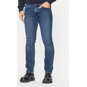 Granatowe jeansy Hugo Boss w street stylu
