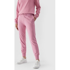 Różowe spodnie sportowe 4F w sportowym stylu z dresówki