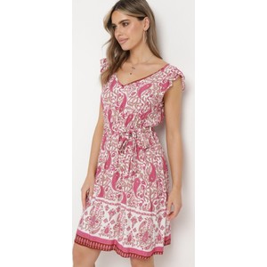 Różowa sukienka born2be mini w stylu casual z krótkim rękawem