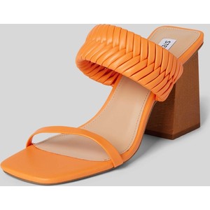 Pomarańczowe sandały Steve Madden z klamrami