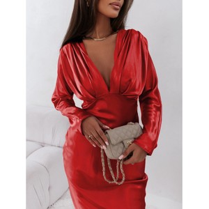 Czerwona sukienka Magmac w stylu klasycznym midi z satyny
