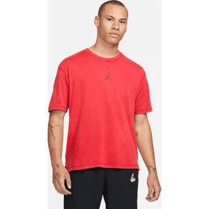 Czerwony t-shirt Jordan w sportowym stylu