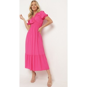 Różowa sukienka born2be z dekoltem w kształcie litery v z bawełny