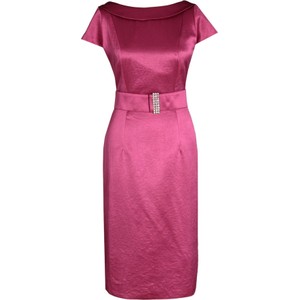 Różowa sukienka Fokus midi dopasowana