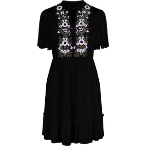 Czarna sukienka Pieces z krótkim rękawem z okrągłym dekoltem w stylu casual