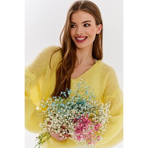 Żółty sweter Naoko-store.pl z moheru w bożonarodzeniowy wzór w stylu casual