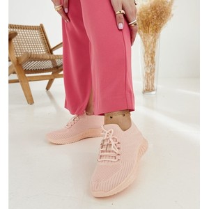 Różowe buty sportowe ButyModne w sportowym stylu z płaską podeszwą sznurowane
