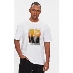 T-shirt Calvin Klein z nadrukiem w młodzieżowym stylu z krótkim rękawem