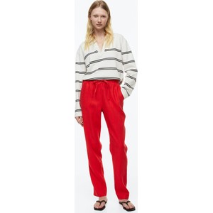 Czerwone spodnie H & M w sportowym stylu