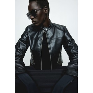 Czarna kurtka H & M w rockowym stylu krótka