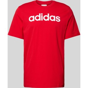 Czerwony t-shirt Adidas Sportswear z nadrukiem w sportowym stylu z krótkim rękawem