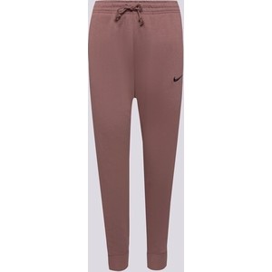 Różowe spodnie Nike w street stylu