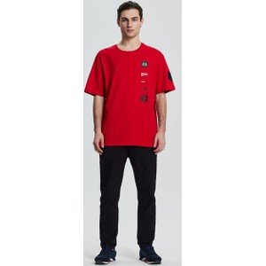 Czerwony t-shirt diversesystem z krótkim rękawem w młodzieżowym stylu