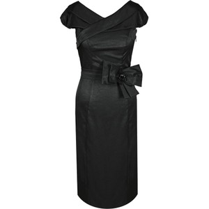 Czarna sukienka Fokus z tkaniny z krótkim rękawem midi