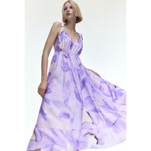 Fioletowa sukienka H & M z dekoltem w kształcie litery v na ramiączkach midi