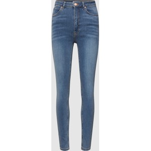 Granatowe jeansy Review w street stylu