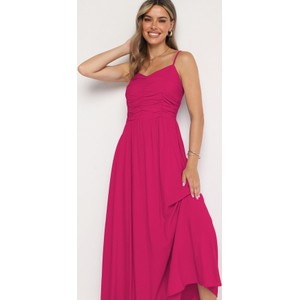 Różowa sukienka born2be w stylu casual maxi