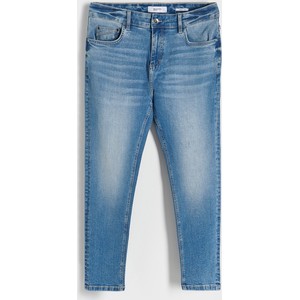 Niebieskie jeansy Reserved w street stylu