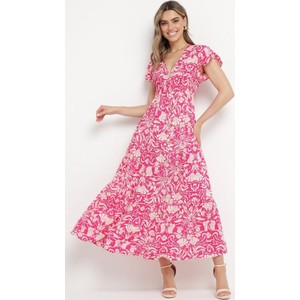 Różowa sukienka born2be rozkloszowana w stylu boho z dekoltem w kształcie litery v