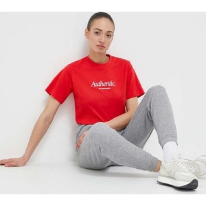 Czerwony t-shirt New Balance w sportowym stylu z krótkim rękawem