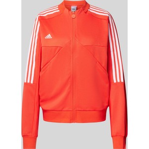 Czerwona bluza Adidas Sportswear w sportowym stylu