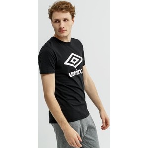 Czarny t-shirt Umbro w młodzieżowym stylu z krótkim rękawem