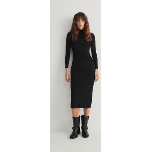 Czarna sukienka Reserved midi dopasowana z długim rękawem
