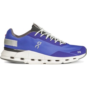 Niebieskie buty sportowe On Running sznurowane w sportowym stylu
