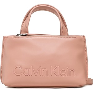 Różowa torebka Calvin Klein matowa do ręki