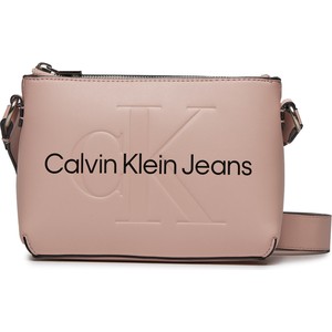 Różowa torebka Calvin Klein na ramię w młodzieżowym stylu