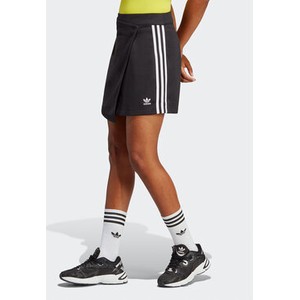 Czarna spódnica Adidas w sportowym stylu
